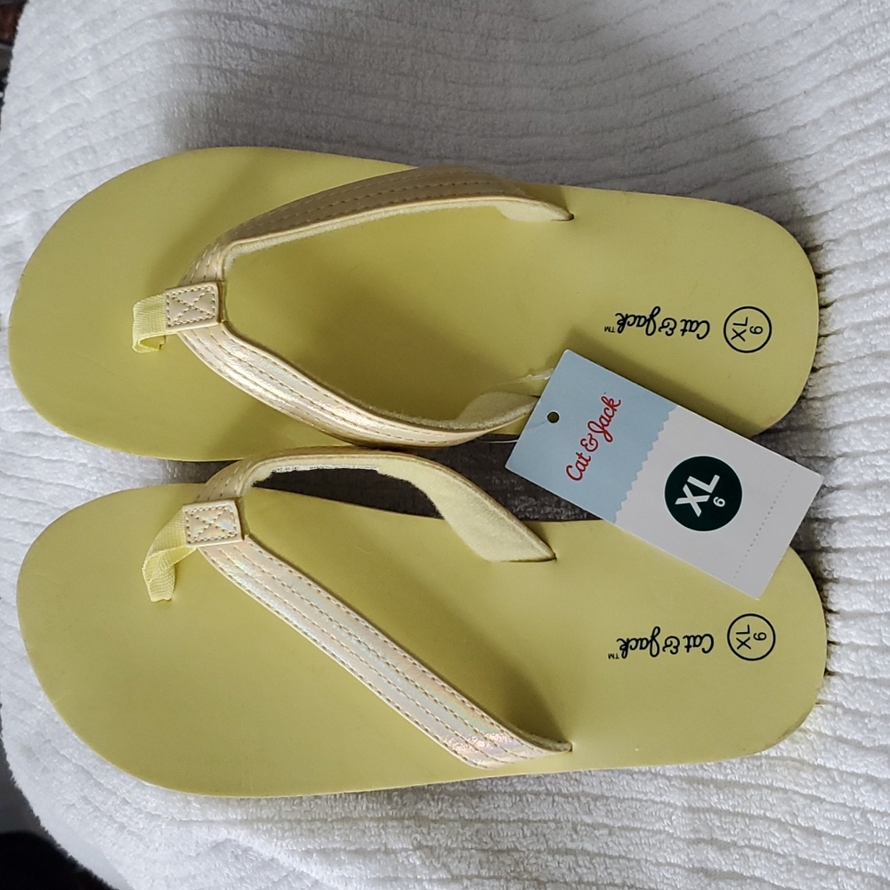 CAT AND JACK YELLOW FLIP FLOPS SIZE 4/5 & 6 XL GIRLS